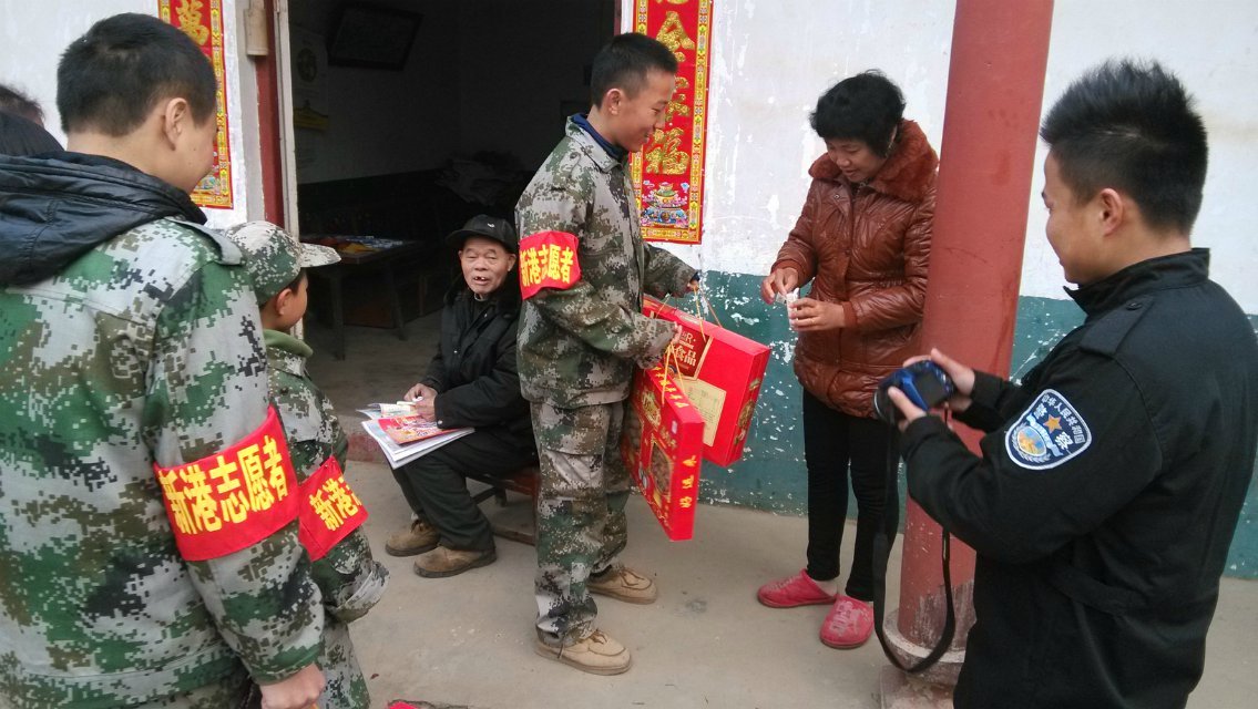 慰问孤寡老人（2）